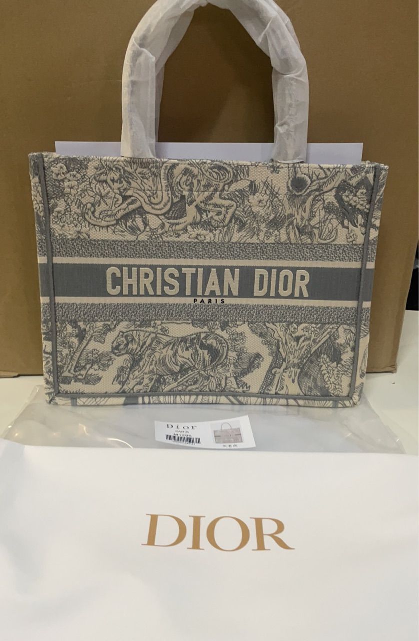 デザイン違いで集めたくなる\tDior\tBook Tote バッグ ミディアム DIOR | Dior Book Tote バッグ ミディアム トワル ドゥ ジュイ