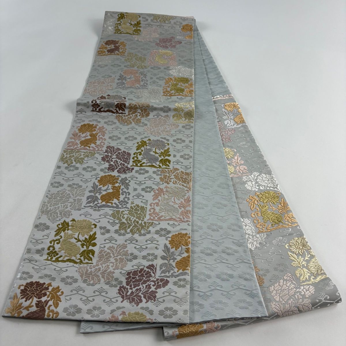 袋帯 美品 名品 花うさぎ 草花 箔 唐織 灰色 六通 正絹 【中古