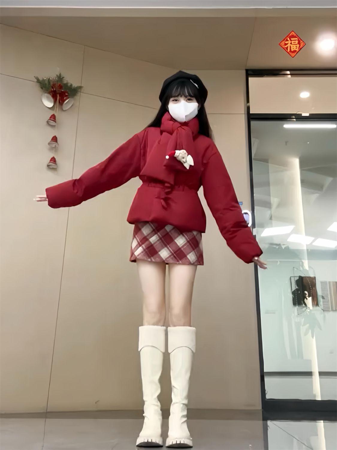 冬の レッドチェック柄スカートとダウンジャケットの2点セット 冬休み お正月 女性の冬用アウター 新年の雰囲気アップ 完璧なコーディネート 小柄な方にもぴったり