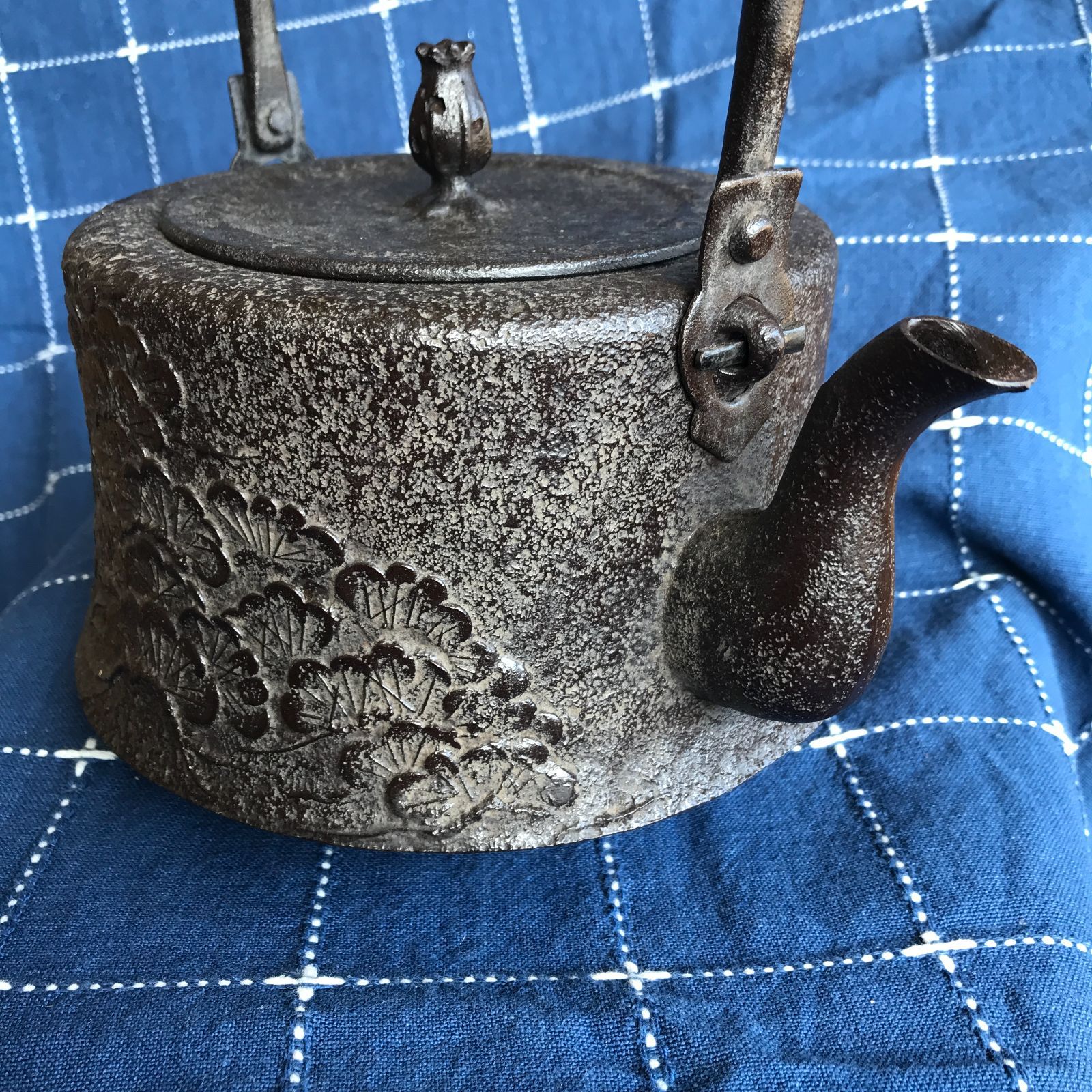 亀文堂 松に風景文鉄瓶 2293g/高さ約23㎝ 東Y7-0708⭐︎1Fトトエ 鉄瓶