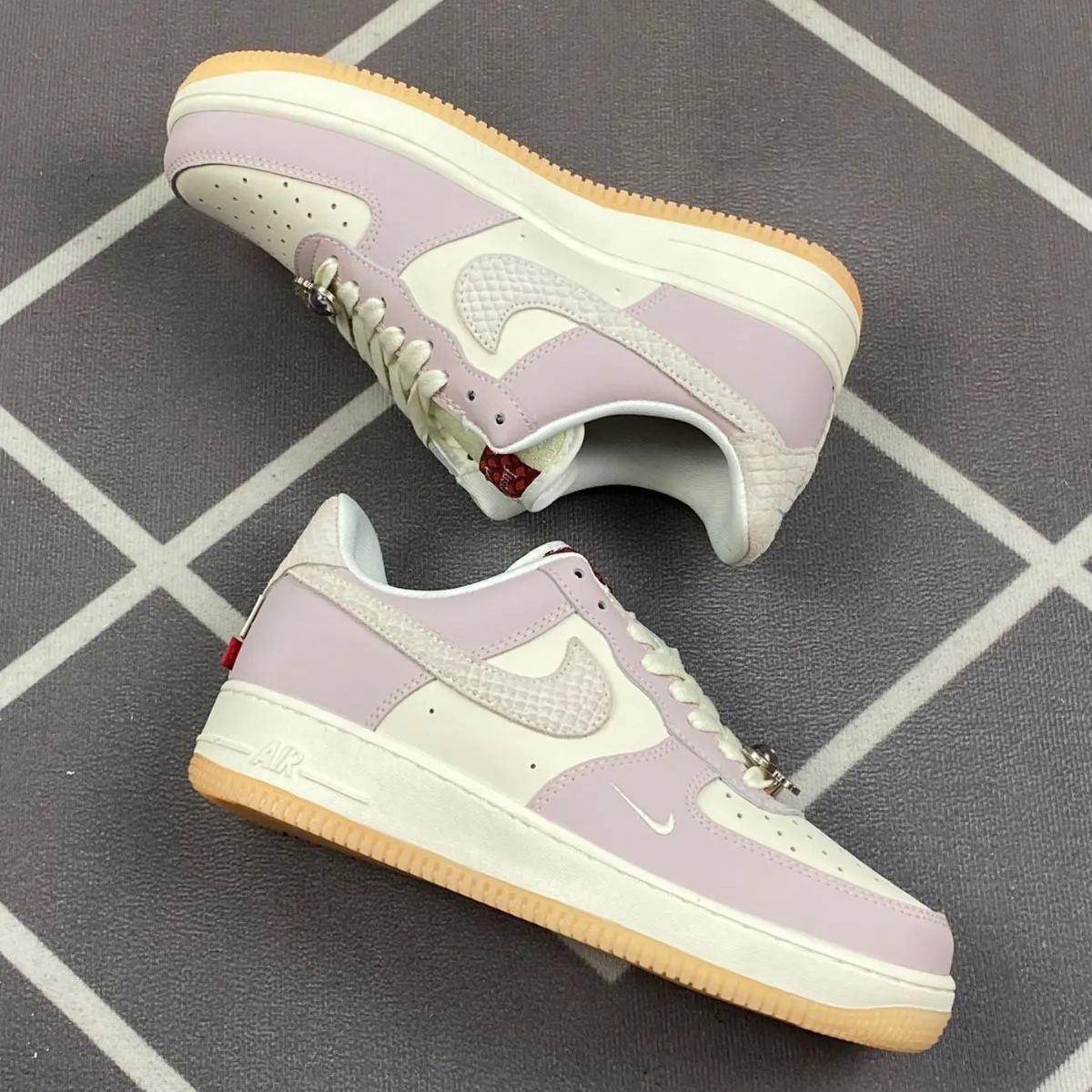 【Nike】WMNS Air Force 1 Low ’07 LX Year of the Dragon - ナイキ ウィメンズ エアフォース1 ロー ’07 LX チャイニーズニューイヤー/イヤーオブザドラゴン "セイル/ライトソフトピンク"