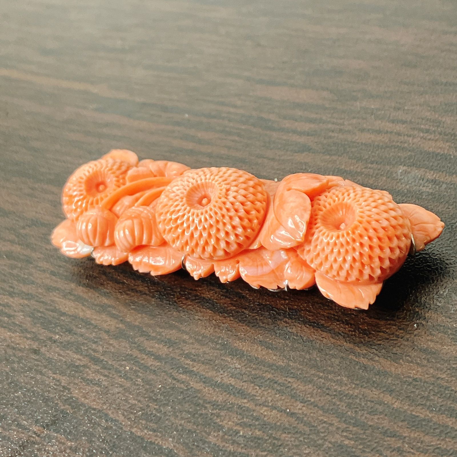 本珊瑚 帯留め 菊花彫刻 シルバー枠 天然サンゴ 彫刻細工 和装小物 約5cm