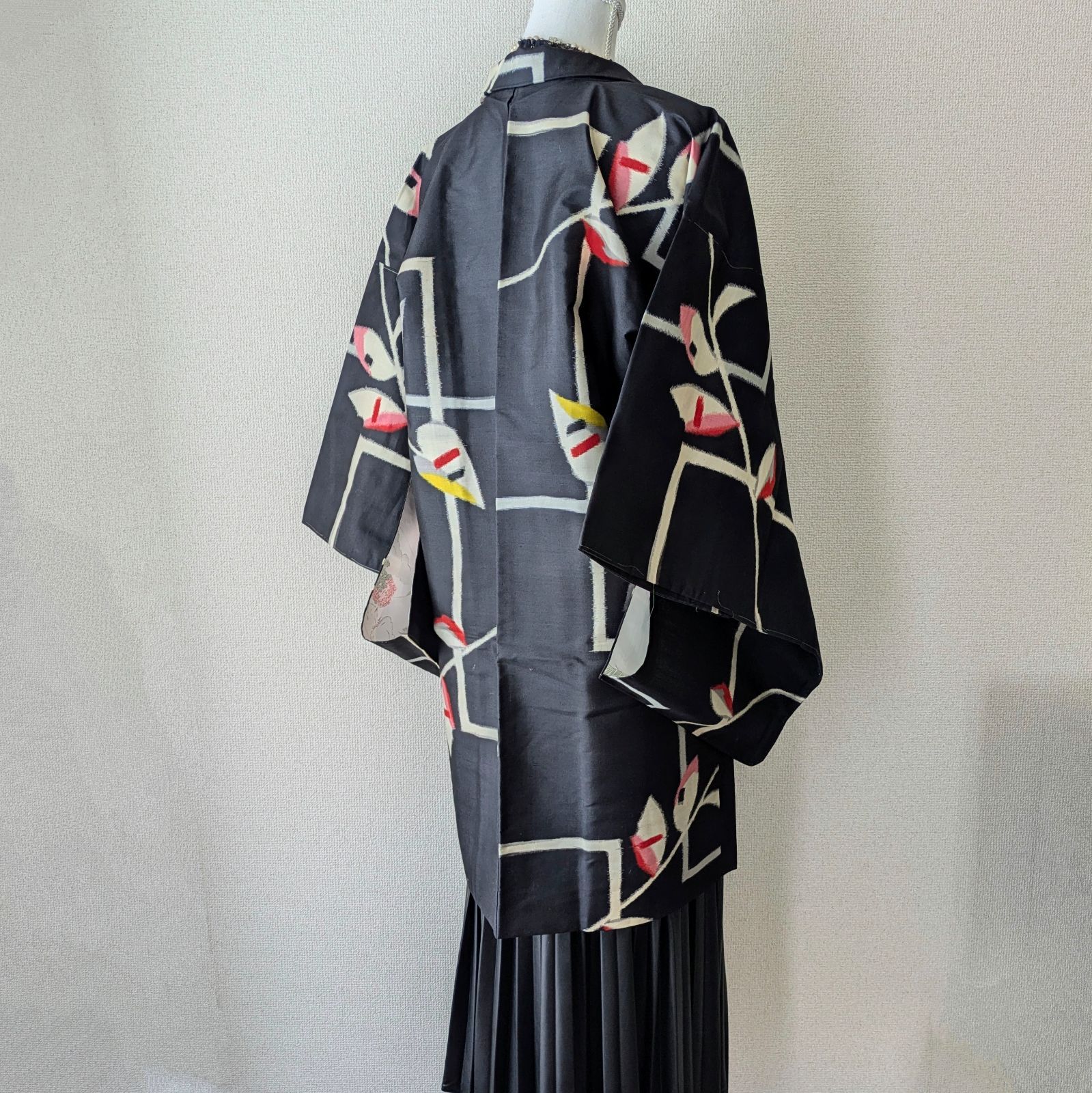 Japanese Vintage Haori Long Meisen Black Modern Abstract Pattern Silk Kimono Gown Old-ⅽloth 長羽織 羽織 正絹 銘仙 黒 モダン抽象柄 古布 時代布 大正浪漫 和洋折衷