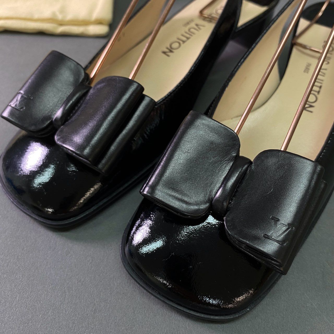 9j28 《美品》 LOUIS VUITTON ルイヴィトン LVロゴ リボン バック