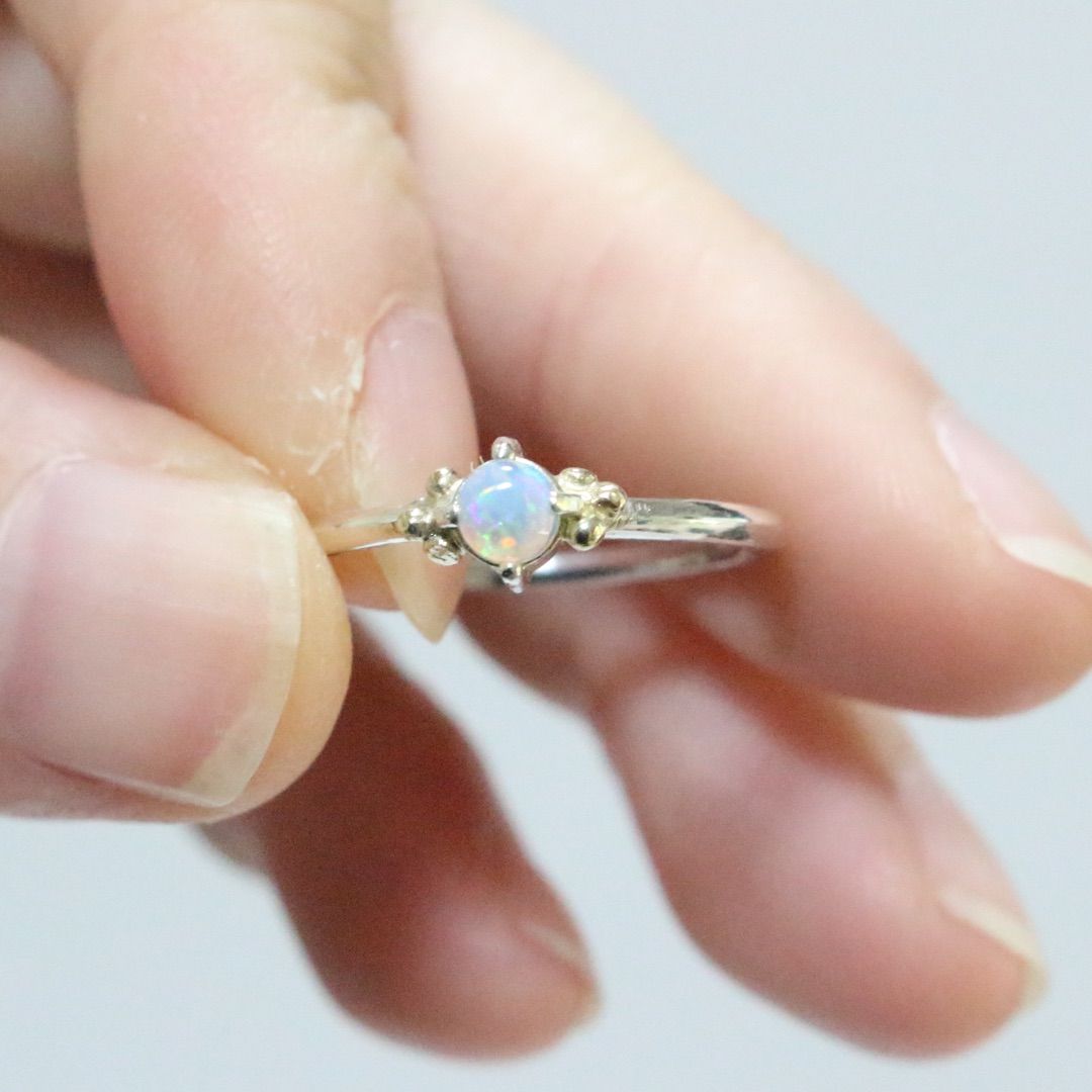 ふわりと遊色が揺れる∮オーストラリア産オパールのK10粒々シルバーリング11号強 ふわりと遊色が揺れる∮オーストラリア産オパールのK10粒々シルバー