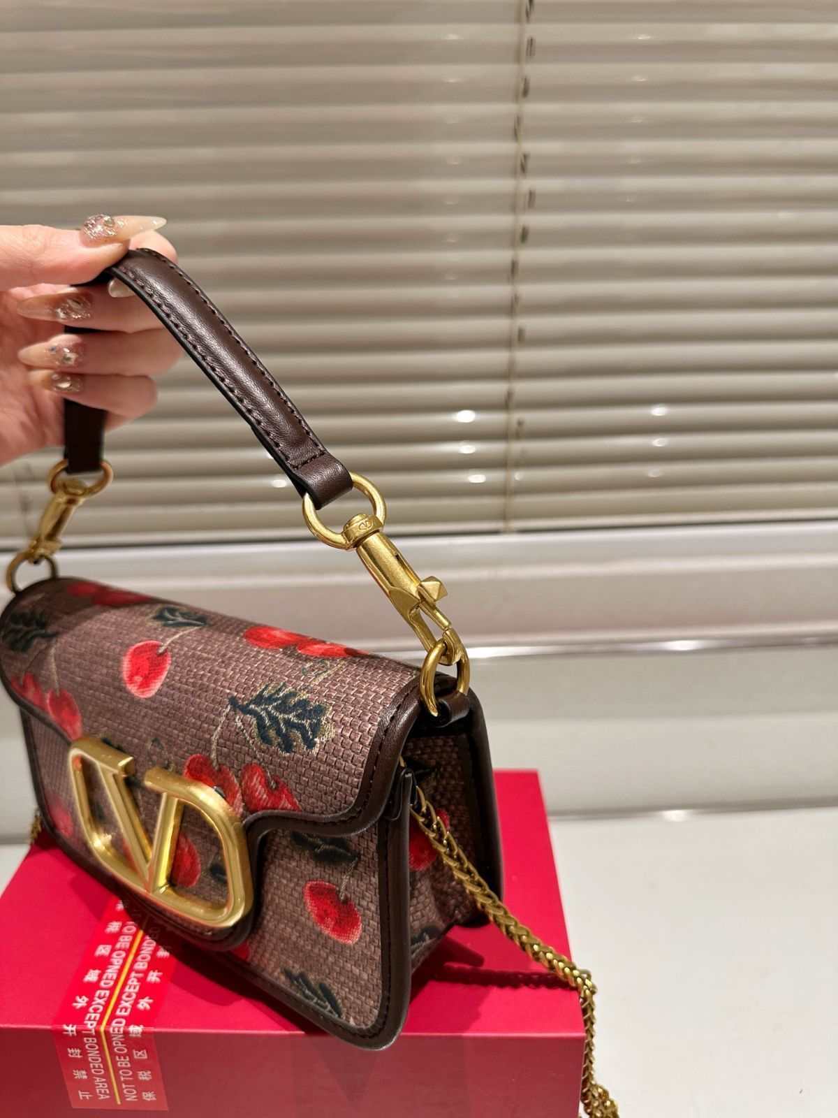 今日特価】Valentino Loco ショルダーバッグ 送料無料 割引価格