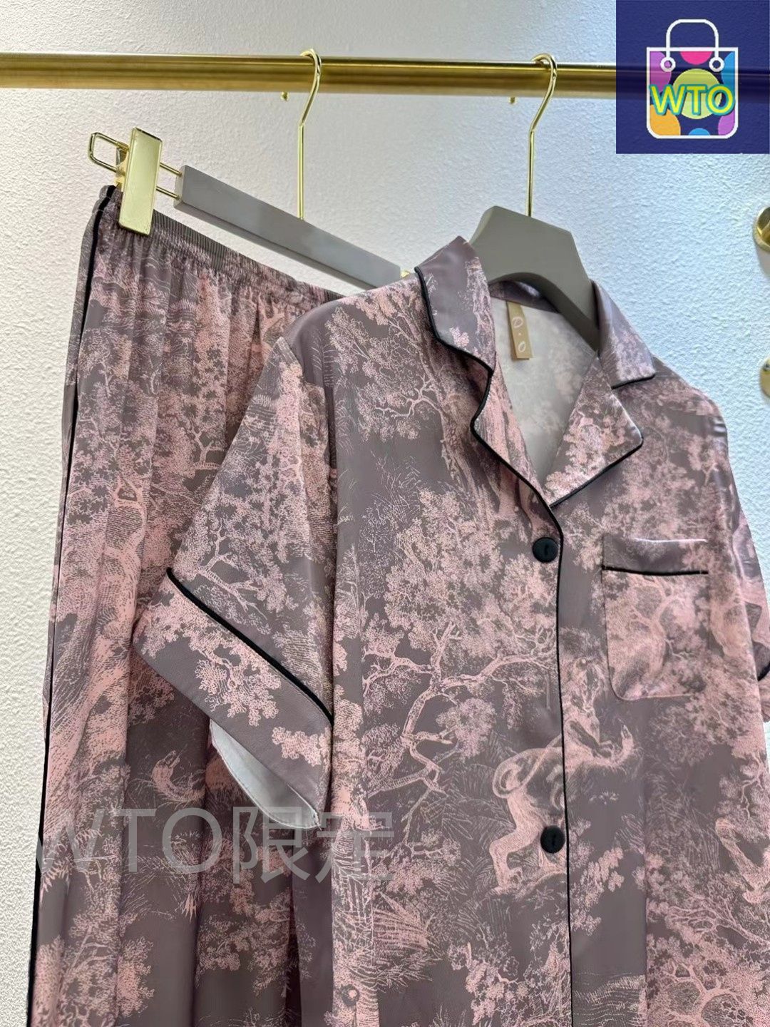 これは DIOR（ディオール）の女用パジャマで、家居服としても