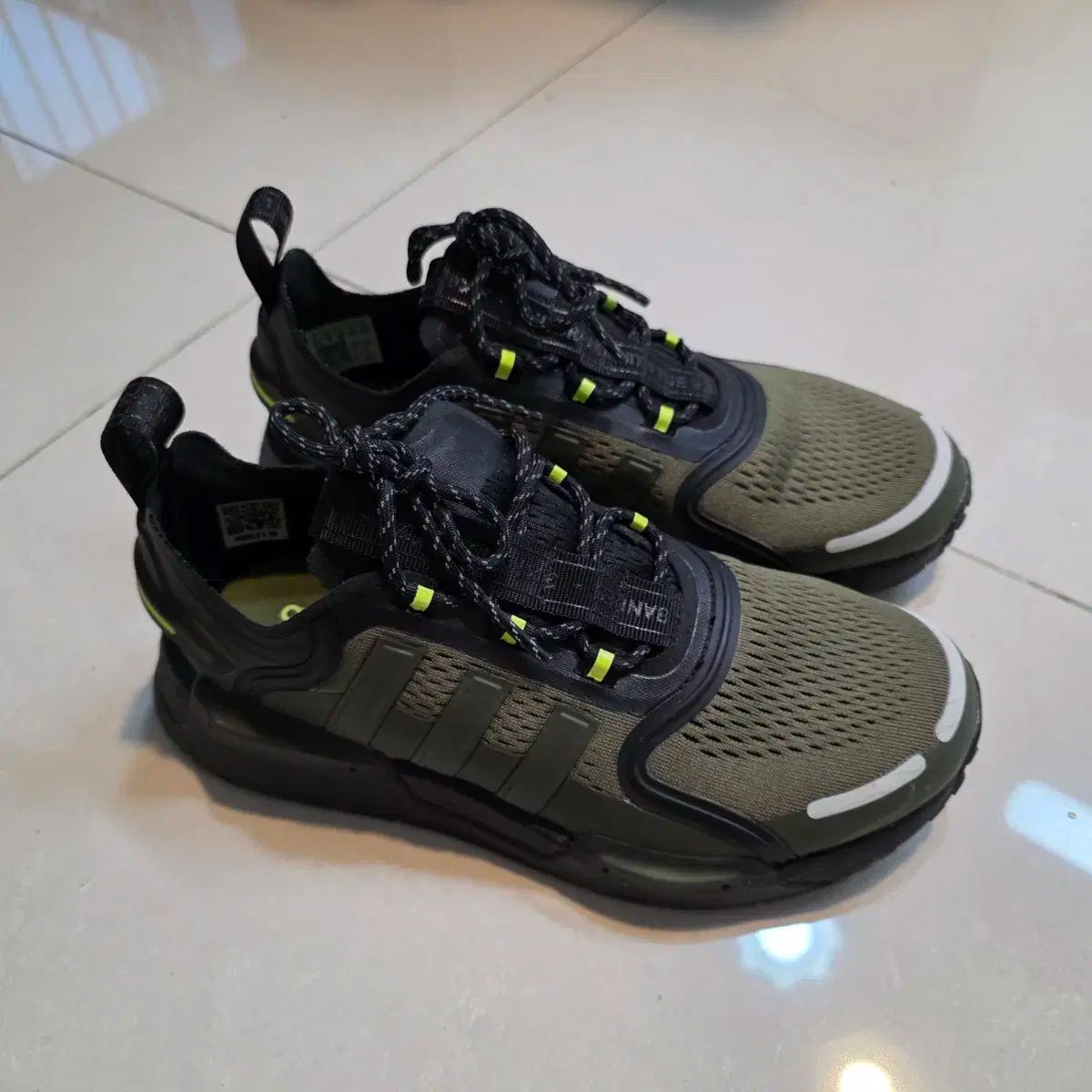 adidas(アディダス) NMD V3 カーキ スニーカー 靴 235