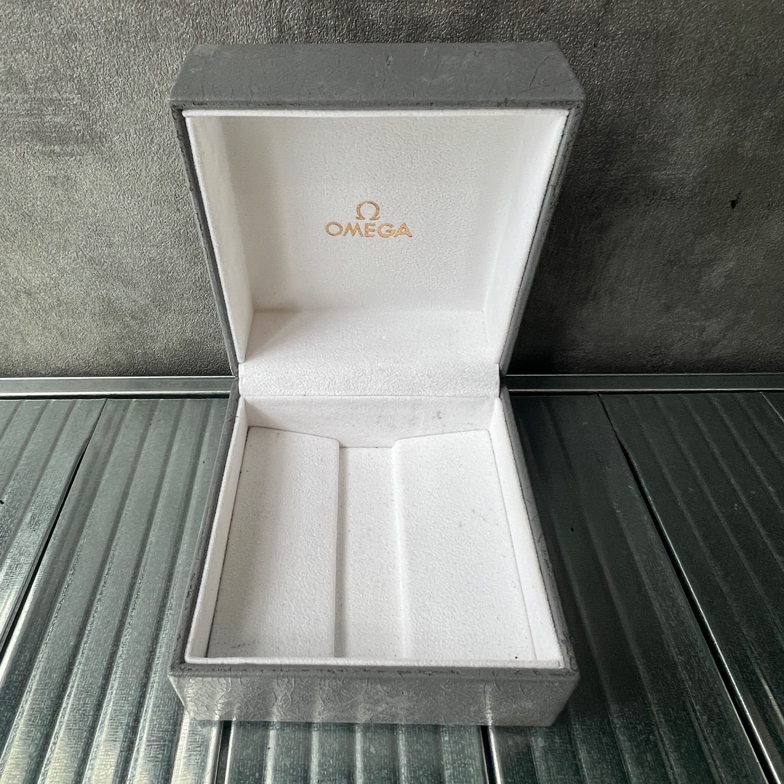 OMEGA オメガ 時計 ケース 空箱 BOX 外箱付 グレー クッション