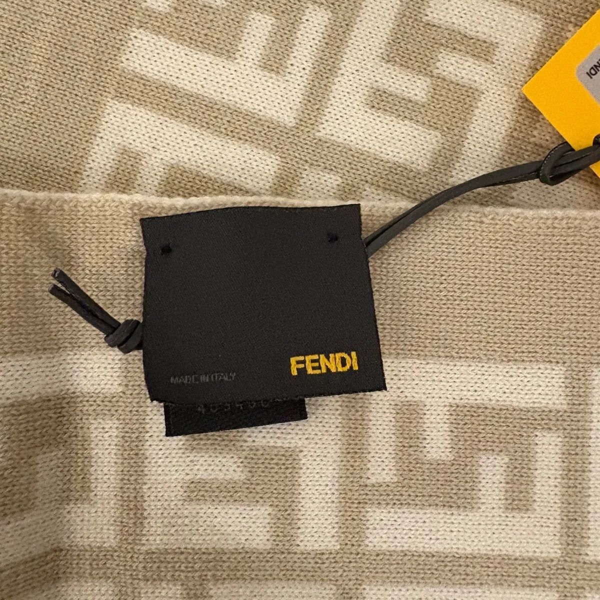 クーポン配布中》【新品タグ付】フェンディ ズッカ柄 マフラー ウール