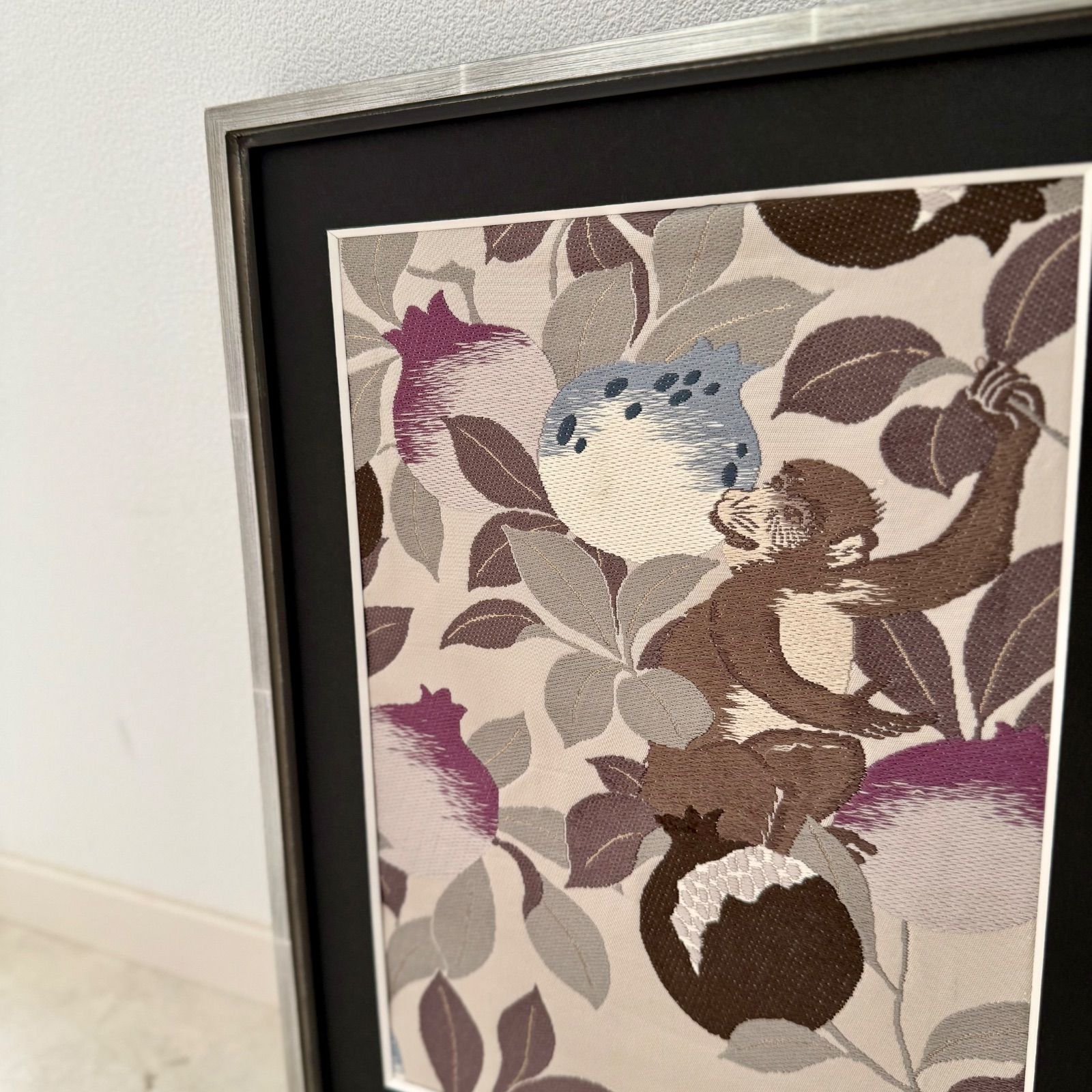 京都帯屋さん フレーム入りシルク織物アート 木の実とサル