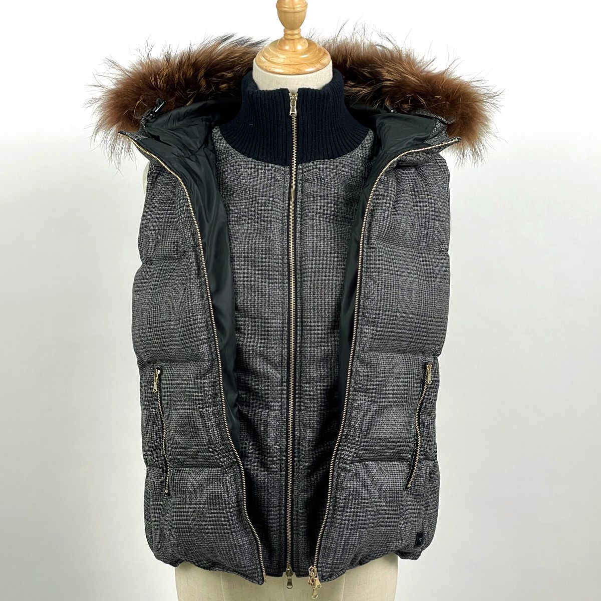 【美品】タトラス ダウンベスト ラクーンファー カシミヤ混 ダブルジップ グレー タトラス TATRAS チェック柄 ダウンベスト 防寒 ダブル