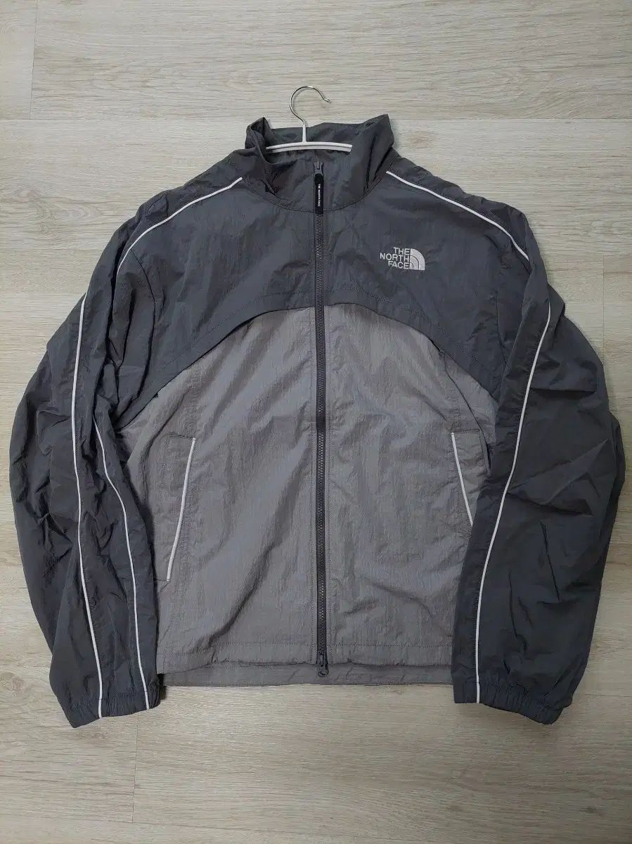 中古】生花などに使う花器だと思います。 少し不思議な形をし 骨董