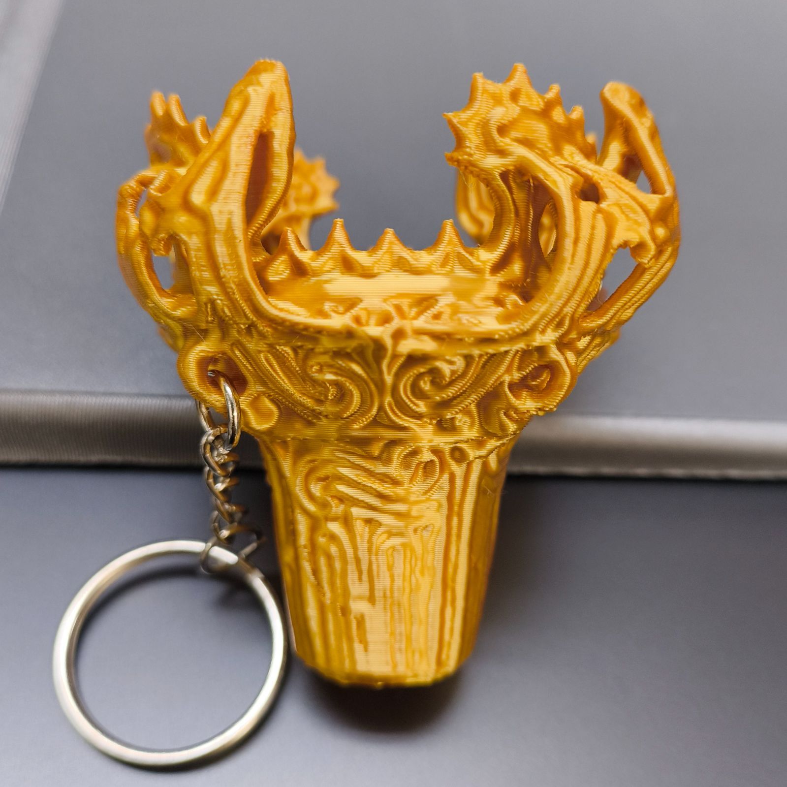 火焔型土器 キーホルダー（黄金シルクPLA／1/5スケール）縄文土器