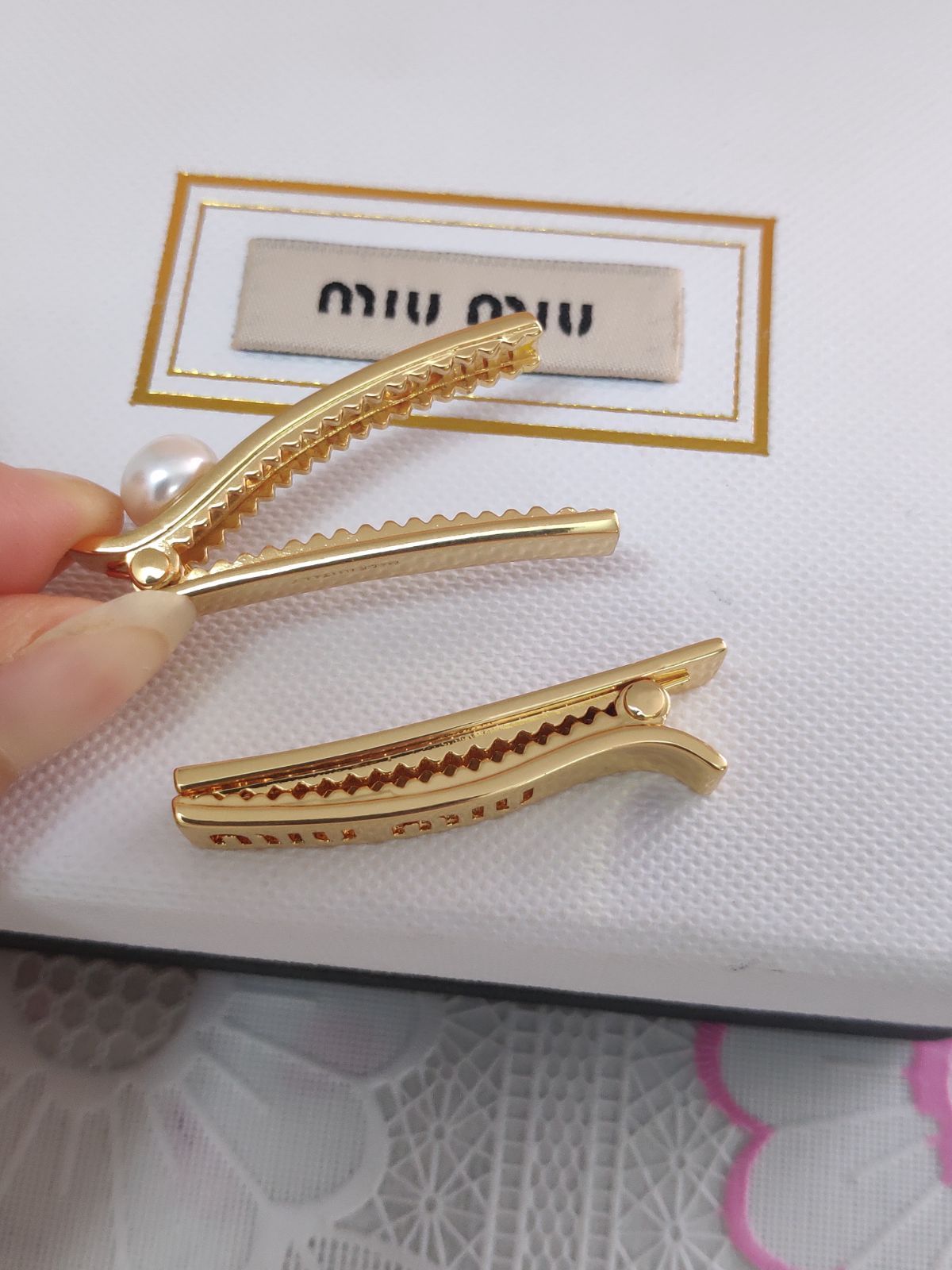 ミュウミュウ✨Miumiu ヘアピン ヘアクリップ ロゴメタル 金色