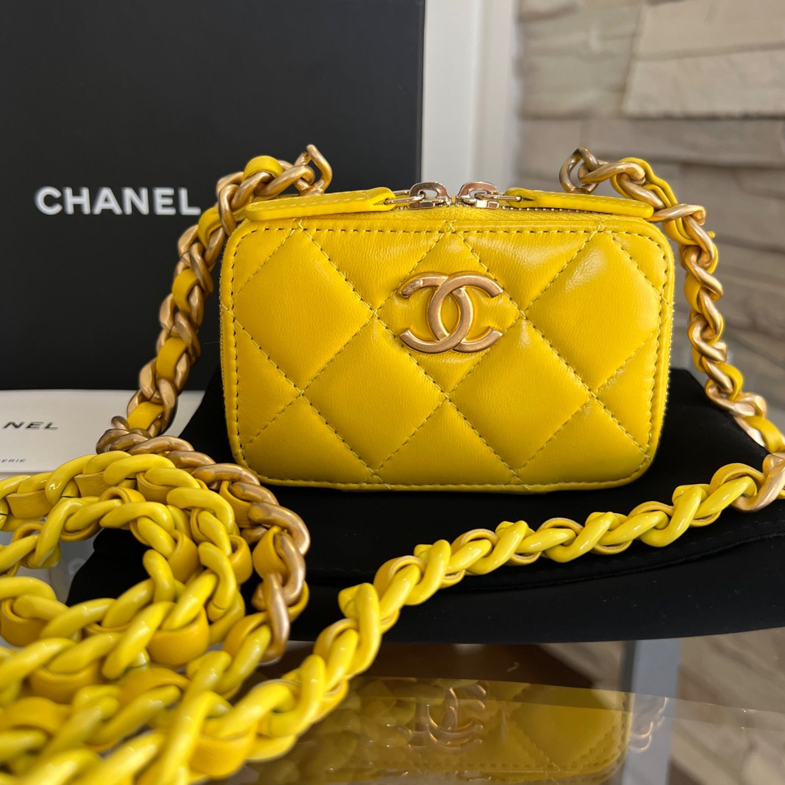 未使品　希少開運カラー❣️CHANELミニヴァニティ　カメラ　ショルダー