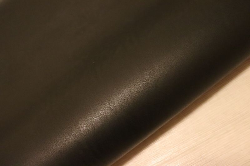 ブラック 115ds ヌメ革 ショルダーレザー 牛革 イタリア レザー スムース加工 はぎれ 一枚革 レザークラフト 革 皮 本革 diy 生地 材料