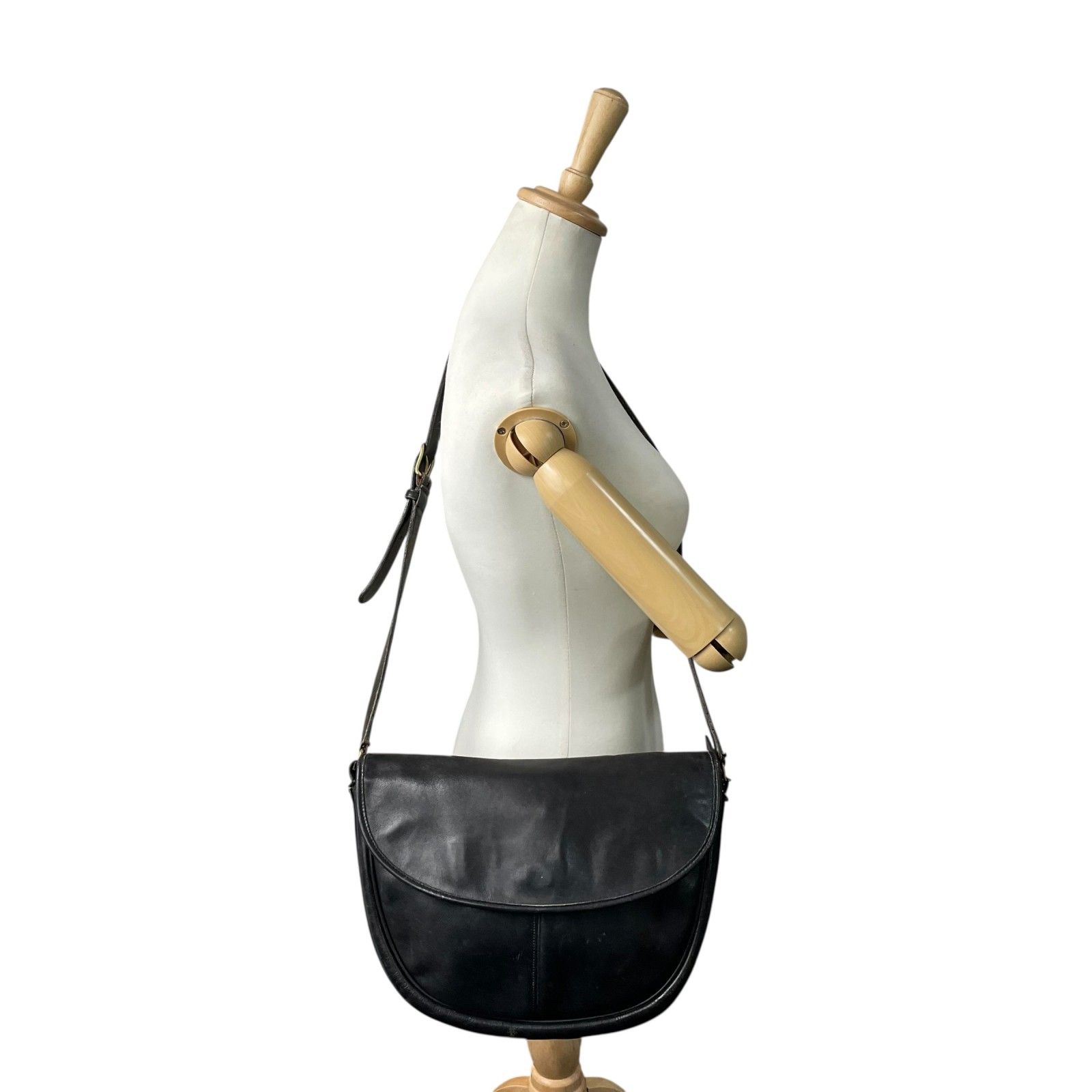 オールドコーチ　ワンショルダー バッグ　レザー　黒　ゴールド金具　チャーム付き オールドコーチ COACH ショルダーバッグ メッセンジャーバッグ