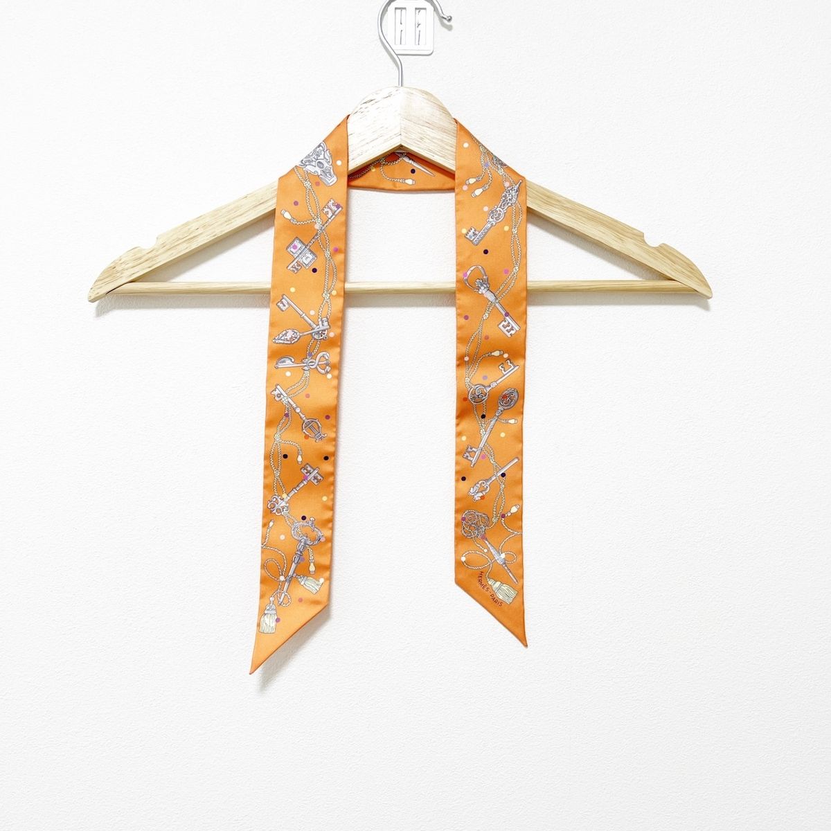 HERMES(エルメス) スカーフ美品 ツイリー オレンジ×マルチ リボン