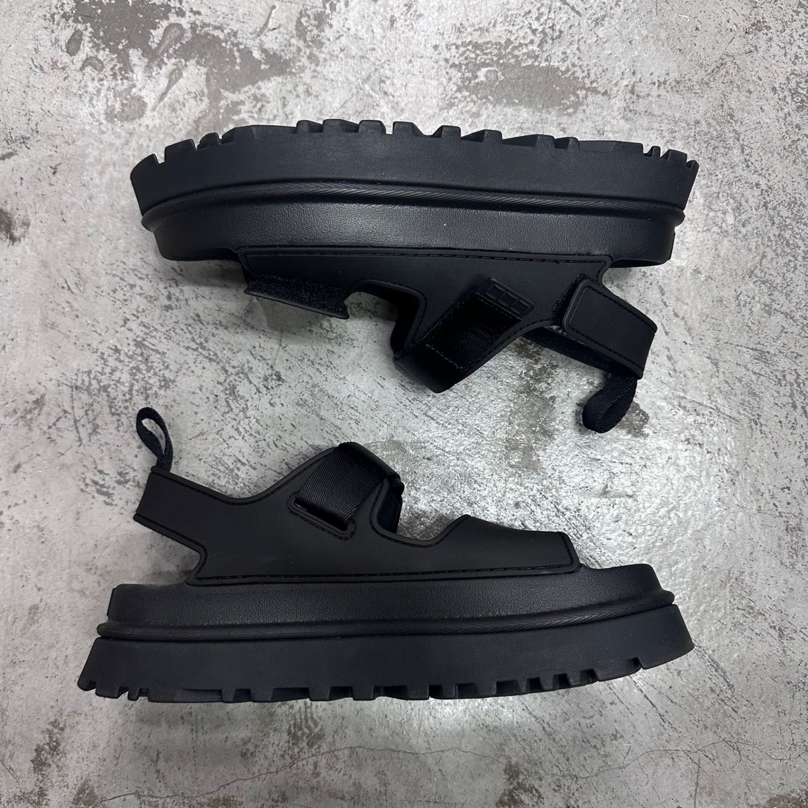 さくらさま専用UGG ブラック　ゴールデングロウ　サンダル　goldenglow UGG W GOLDEN GLOW BLACK（アグ ゴールデングロウ-ブラック