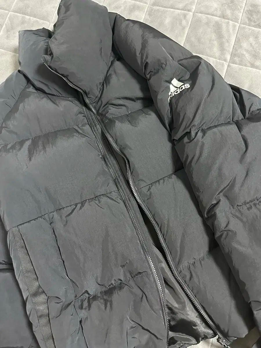 アディダス グラム オン パファー ダウン ショートダウン