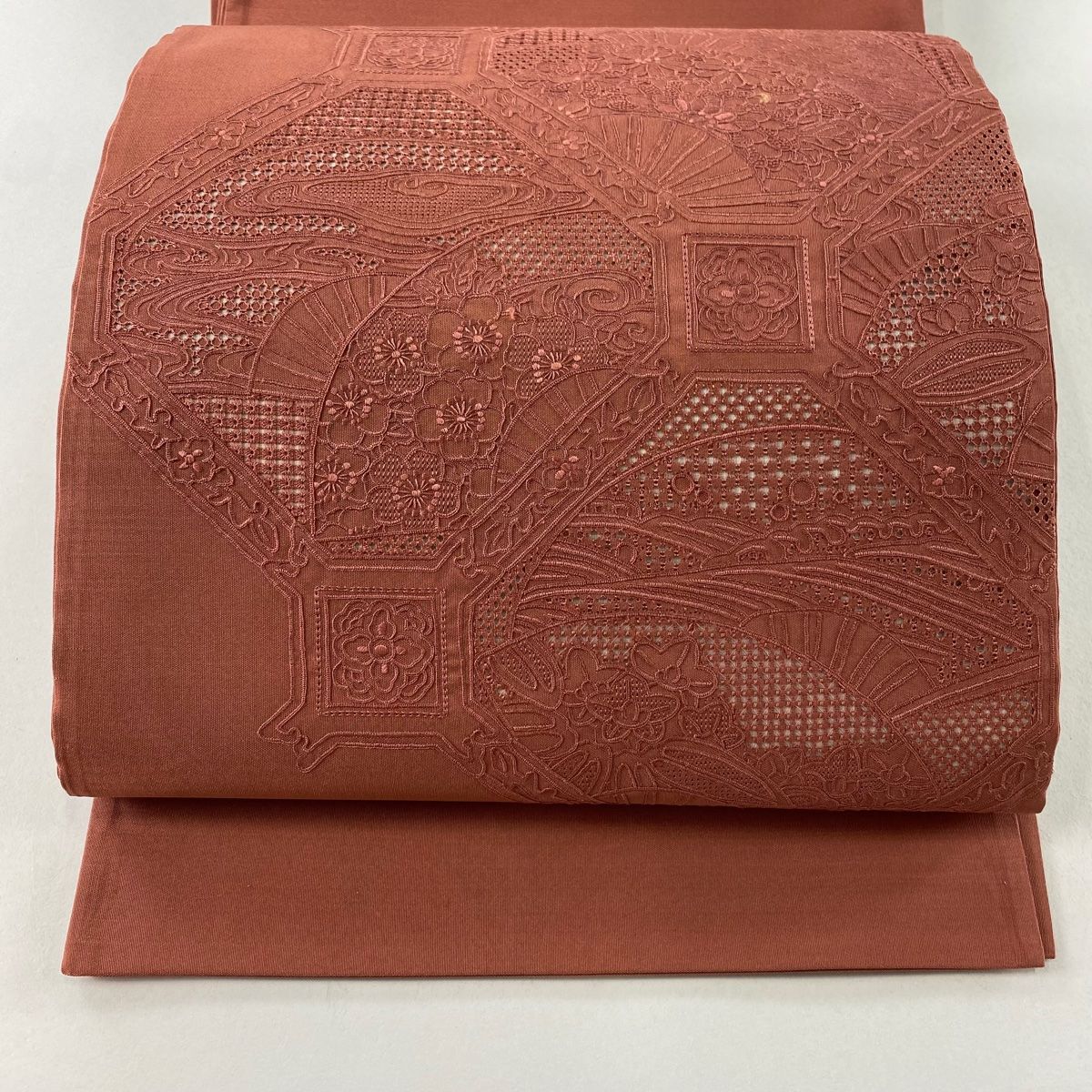 袋帯 秀品 蜀江文 草花 汕頭刺繍 茜色 お太鼓柄 正絹 【中古