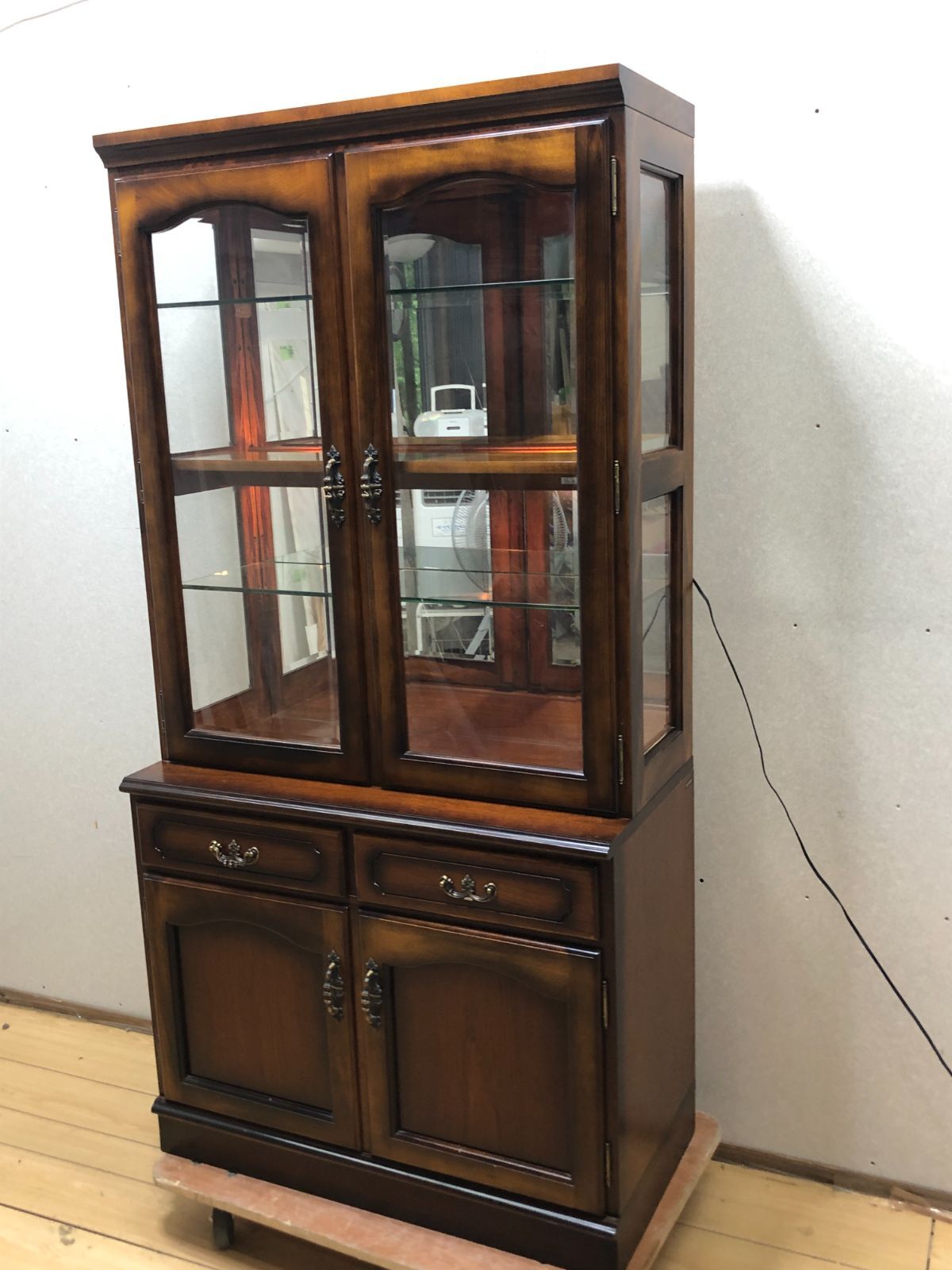 希少3面ガラス採光】【古家具】カリモク 飾り棚 定番 コレクション