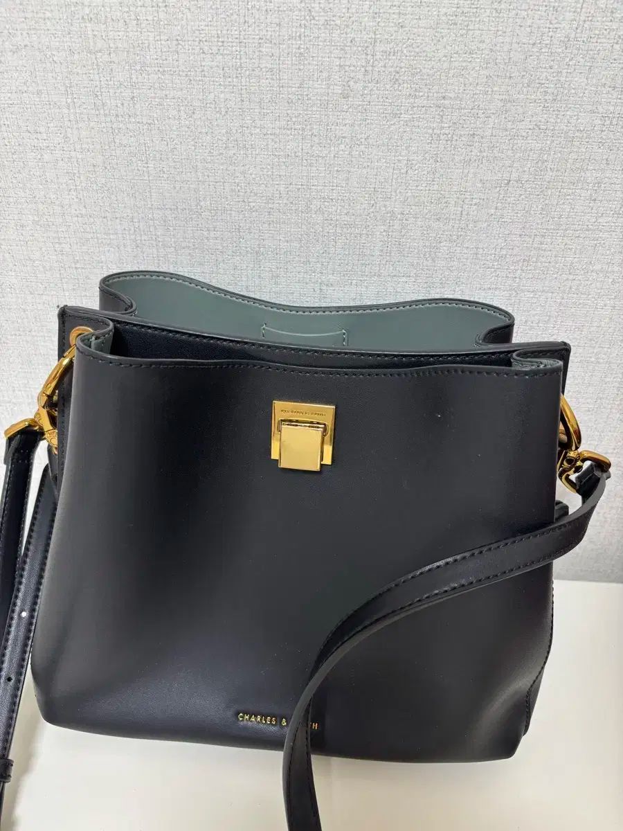 CHARLES - KEITH チャールズアンドキース ブラック バケットバッグ クロスバッグ