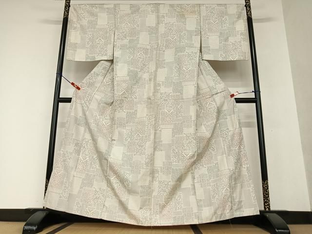平和屋着物○本場大島紬 白大島 120亀甲 飛び亀甲柄 色紙重ね花