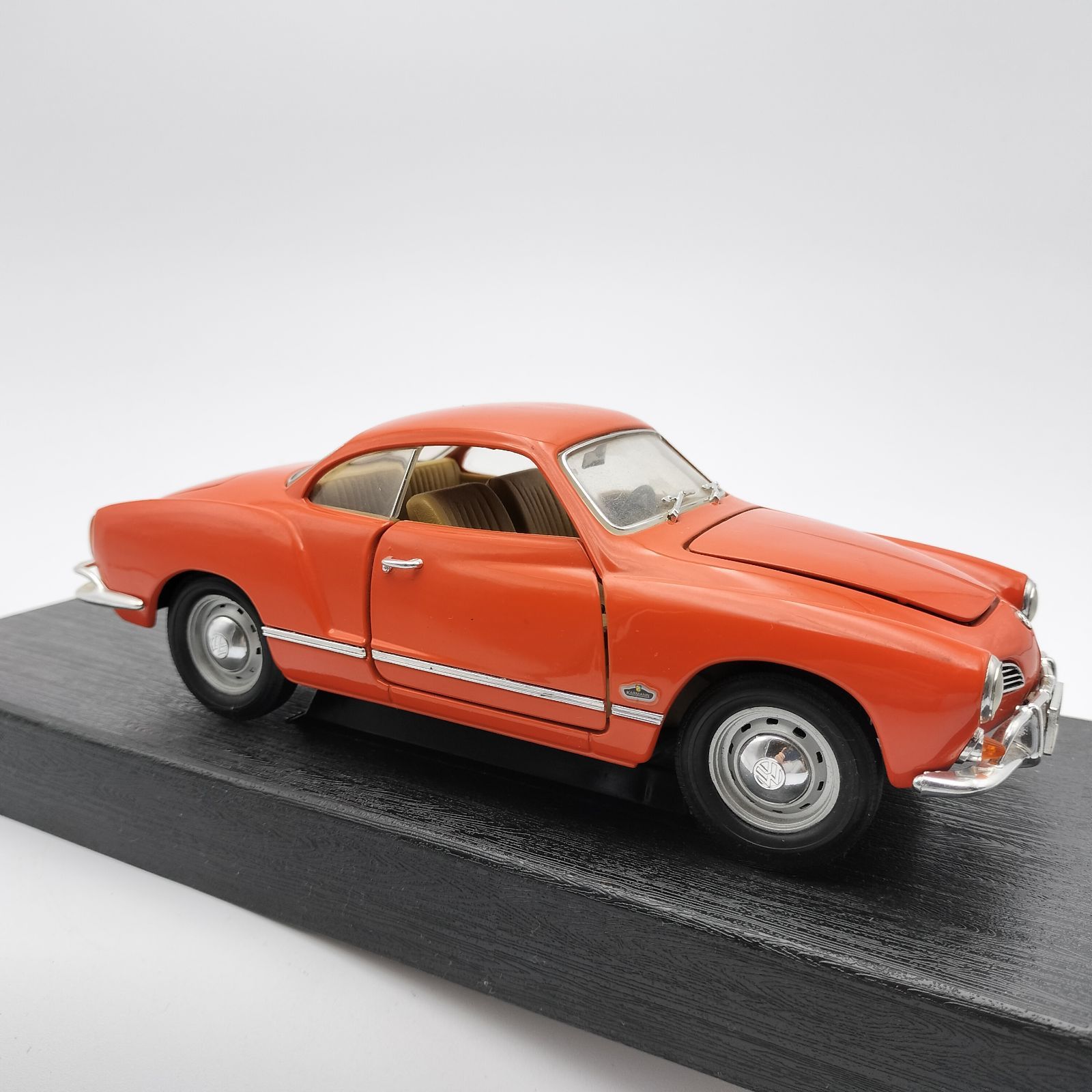 ロードシグネチャー VW カルマンギア 1/18 フォルクスワーゲン Karmann
