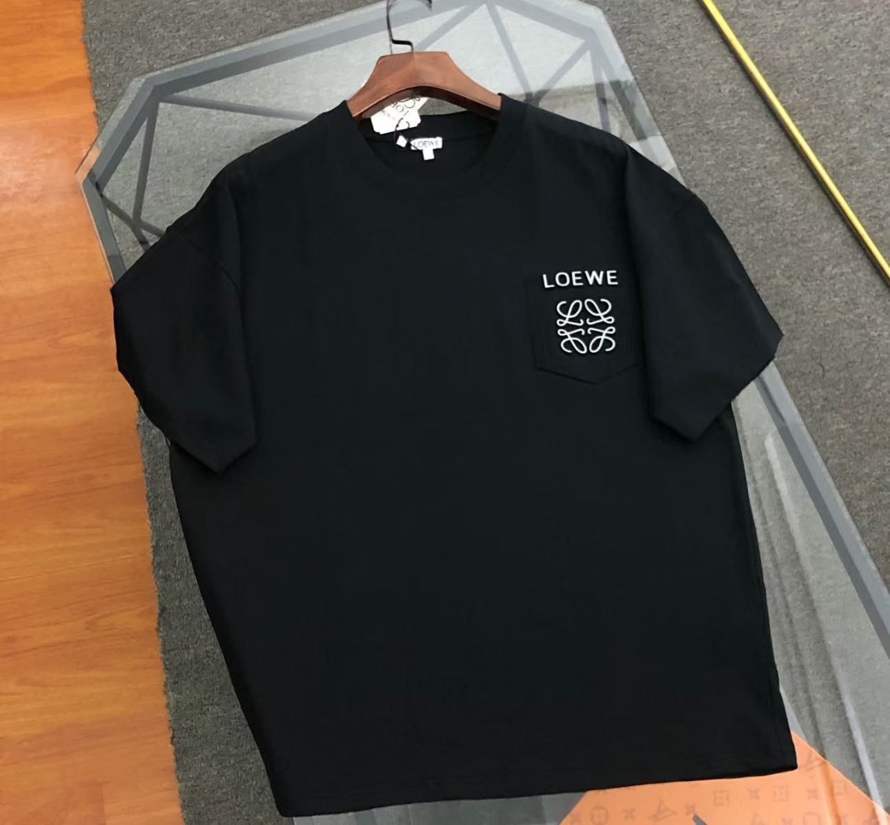 LOEWE ブラック Tシャツ ポケット付き
