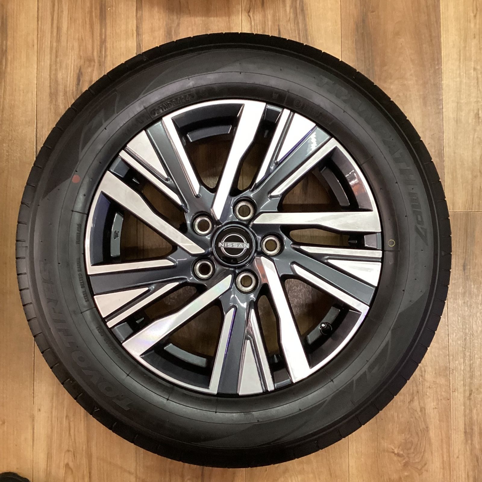 日産セレナC28 新車外しホイール・タイヤセット