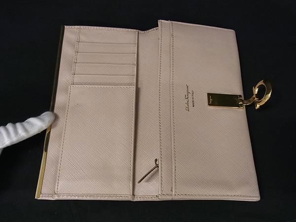 美品✨SalvatoreFerragamo 長財布 ガンチーニ レザー ベージュ Salvatore Ferragamo フェラガモ ガンチーニ レザー 二つ折り 長