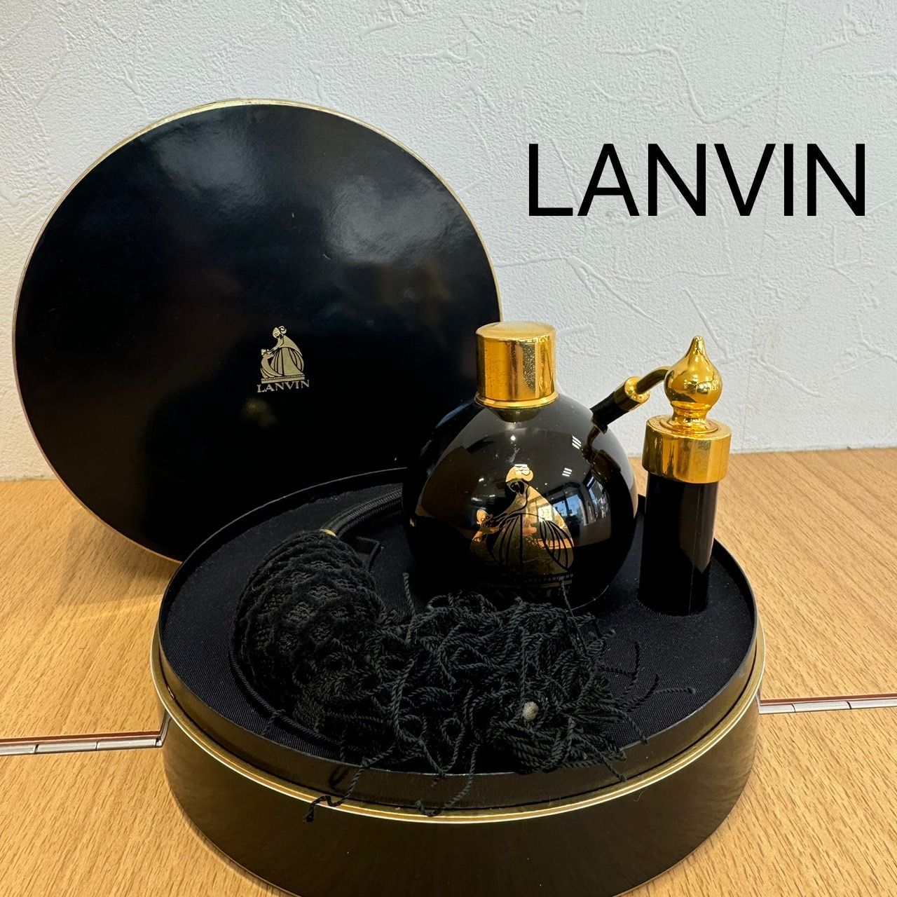 ランバン アルページュ 黒い香水ボトル 女性のシルエット