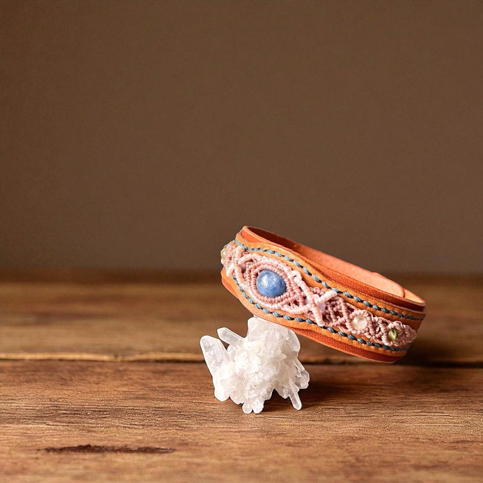 前向きに進みたい日に｜カイヤナイト×本革 マクラメブレスレット｜ブラウン