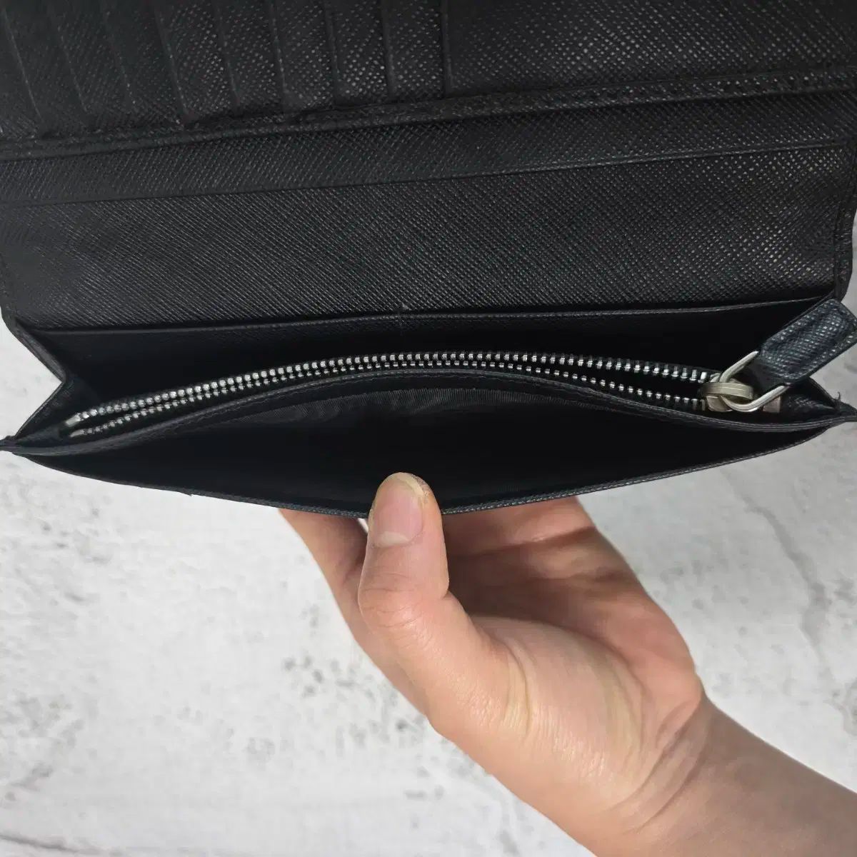 未使用級✨プラダ 二つ折り財布 サフィアーノレザー ラウンドファスナー ブラック ブラック サフィアーノレザー ジップアラウンド長財布 | PRADA