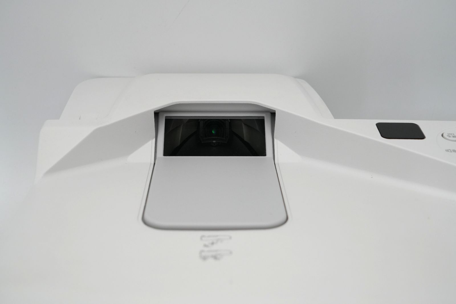 NEC 超短焦点プロジェクター NP-UM330WJL（3300ルーメン） 【公式通販】