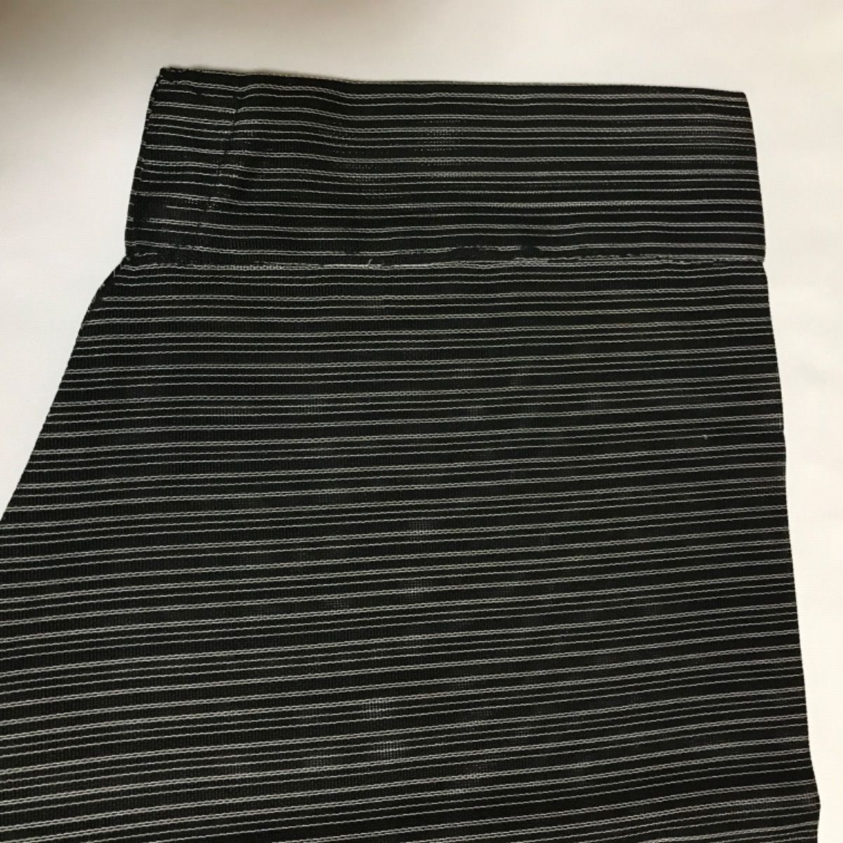 No.34京都西陣風通織お召生地　単衣・夏用作務衣　黒地に白の縦縞文様柄　裏黒地 No.34京都西陣風通織お召生地 単衣・夏用作務衣 黒地に