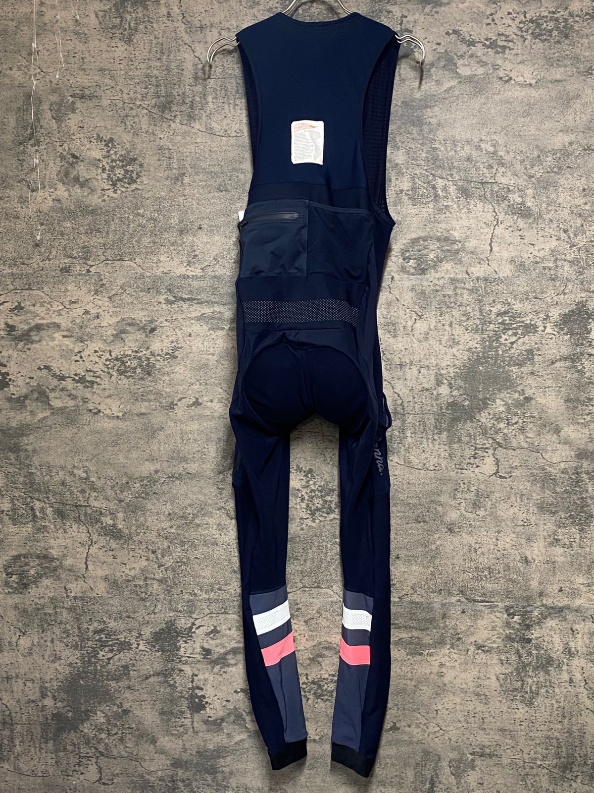 Rapha エクスプロアシリーズ 太腿と背中部分にポケットを設けた