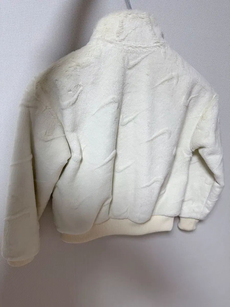 ナイキ スウッシュ エンボス フリース 白 ジャケット キッズ