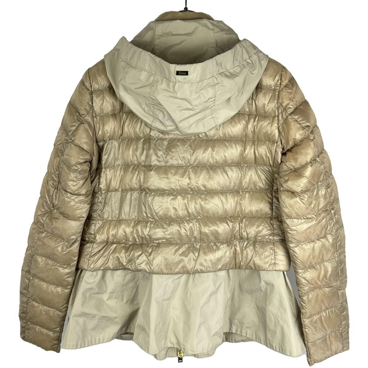HERNO - HERNO ヘルノ 23SS フリル ライトダウンジャケット PI001648D ベージュ系 38 HERNO ヘルノ 23SS フリル ライトダウンジャケット PI001648D ベージュ