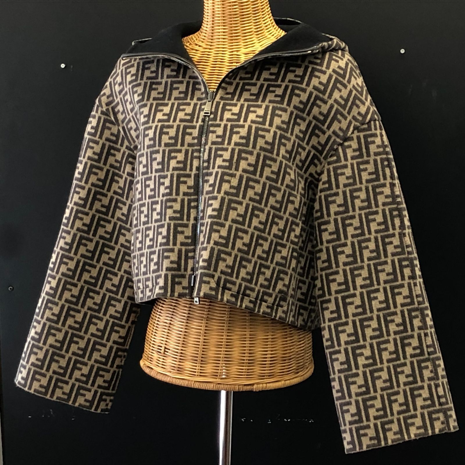 m001 X(100) 美品 FENDI フェンディ フード付きジャケット