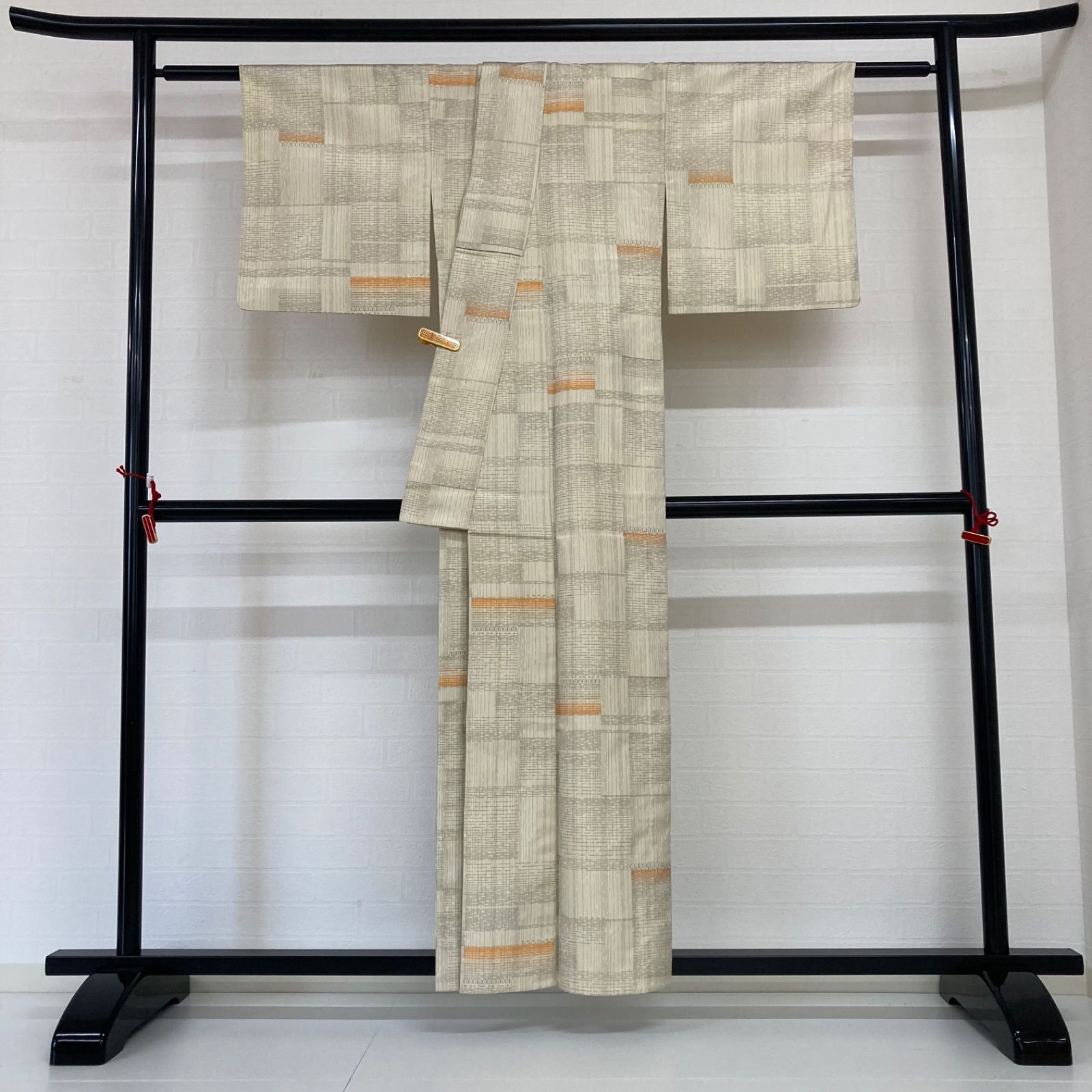 穏やかな月白色の御召　単衣 WEB限定【C-1712】御召地色無地 赤白橡色 網代文 - 銀座きもの