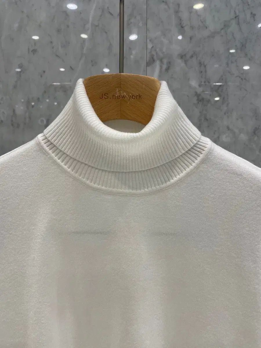 js YORKスター クロップド ニット タートルネック 白 黒