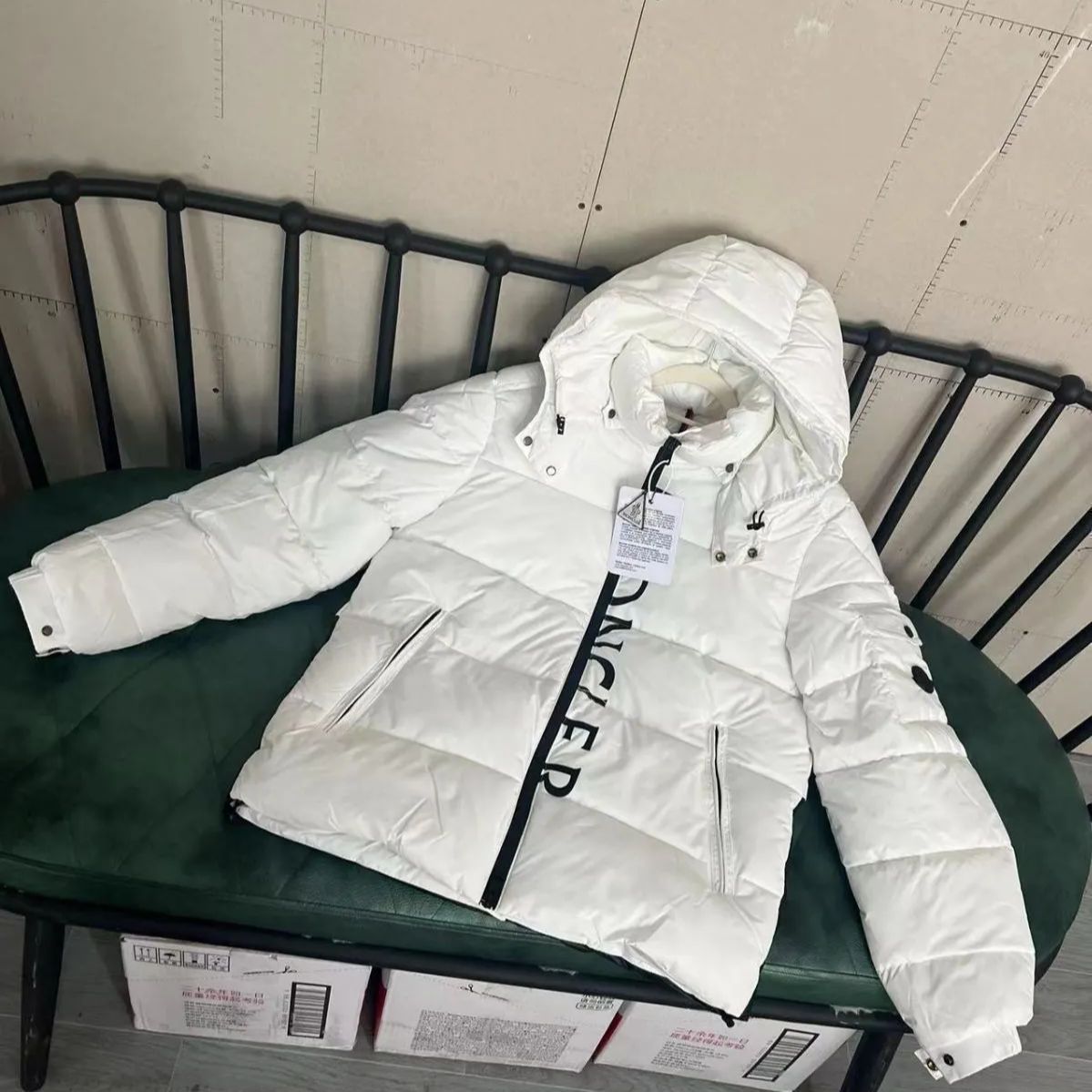 【新品　未使用】モンクレール　ジャケット　S 白 新品未使用】MONCLER （モンクレール）白 ダウンジャケット