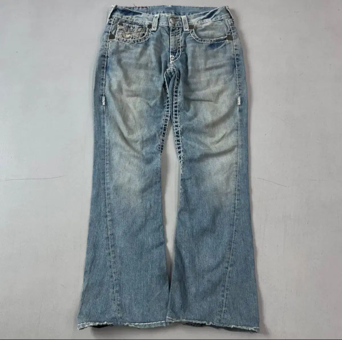 【TRUE RELIGION】トゥルーレリジョン　ホワイトデニム　0145 トゥルーレリジョン ホワイトデニムパンツ STRAIGHT 29 - メルカリ