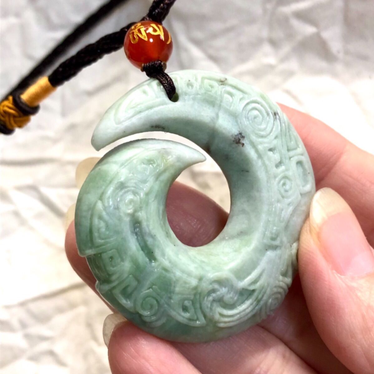 新品 藍田翡翠 石彫 サークル ペンダント ネックレス 勾玉 彫刻