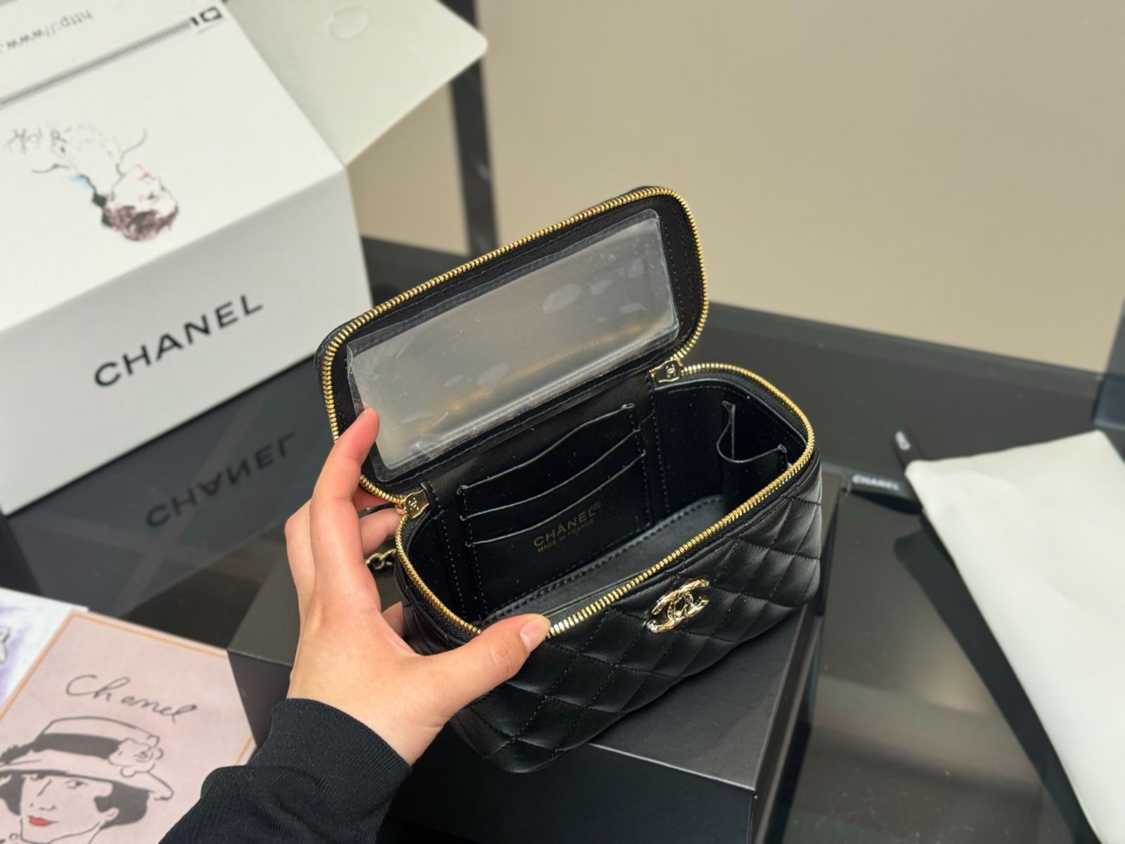 今日特価】Chanel Handle Cosmetic Box シャネル ハンドル