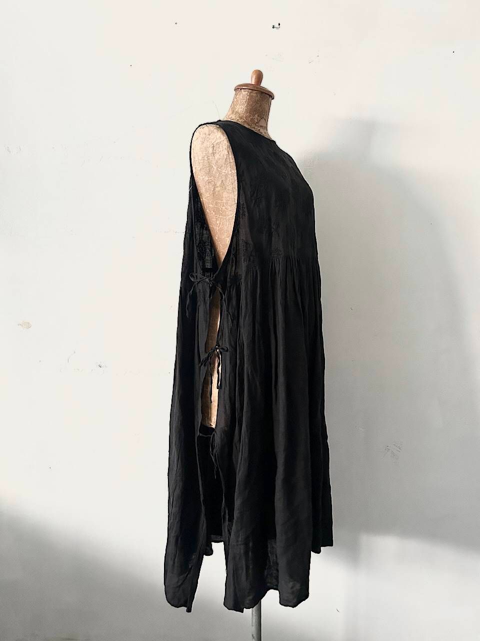 オオカミとフクロウ ノースリーブ刺繍リネンワンピース - メルカリ 