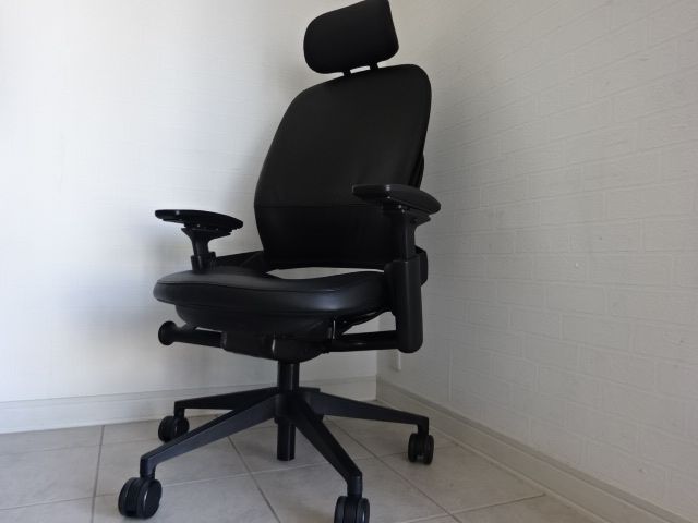 Steelcase スチールケース リープチェアV2 ヘッドレスト付 黒革 高級 